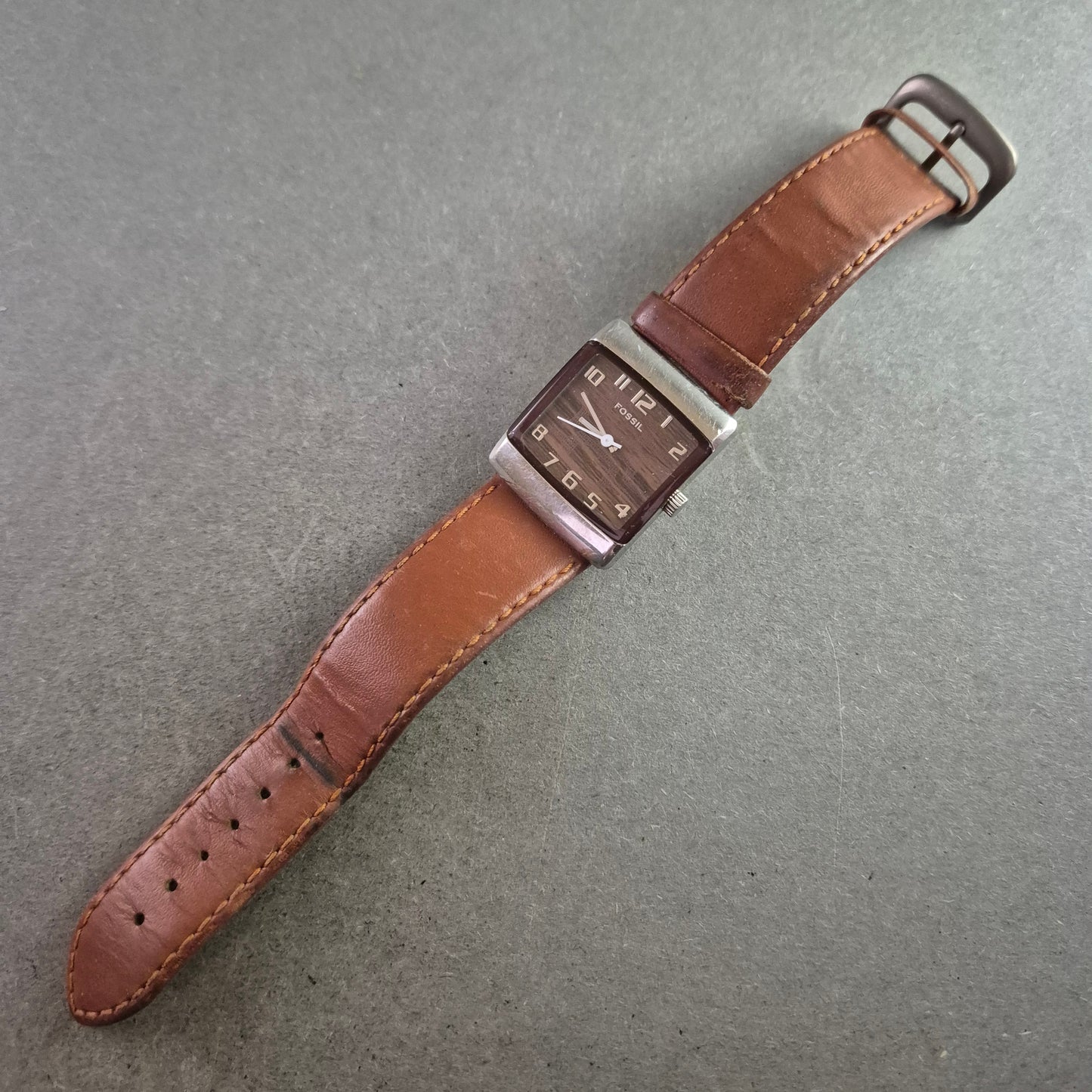 Moderne Damen Uhr Fossil mit braunem Lederband und markantem Zifferblatt