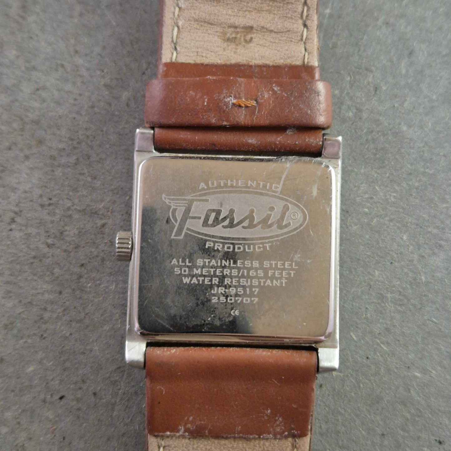 Moderne Damen Uhr Fossil mit braunem Lederband und markantem Zifferblatt