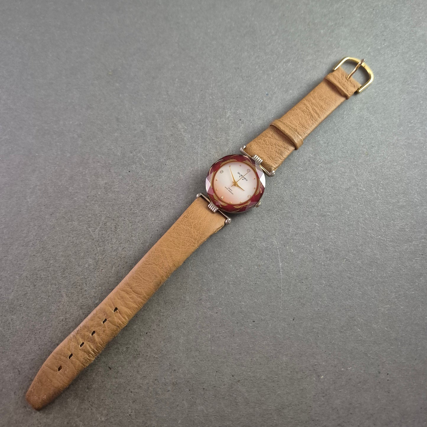 Elegante Damen Uhr Quemex V.I.P. mit facettenreicher Lünette