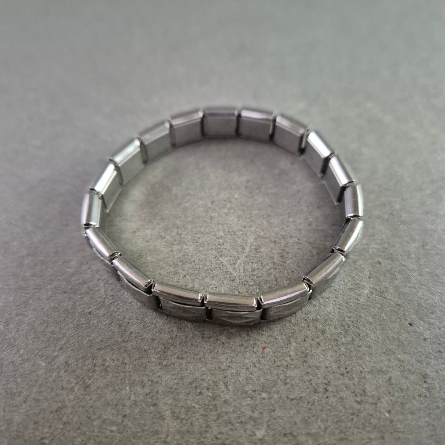 Elegantes O-Ring Armband aus Metall in Silberfarben