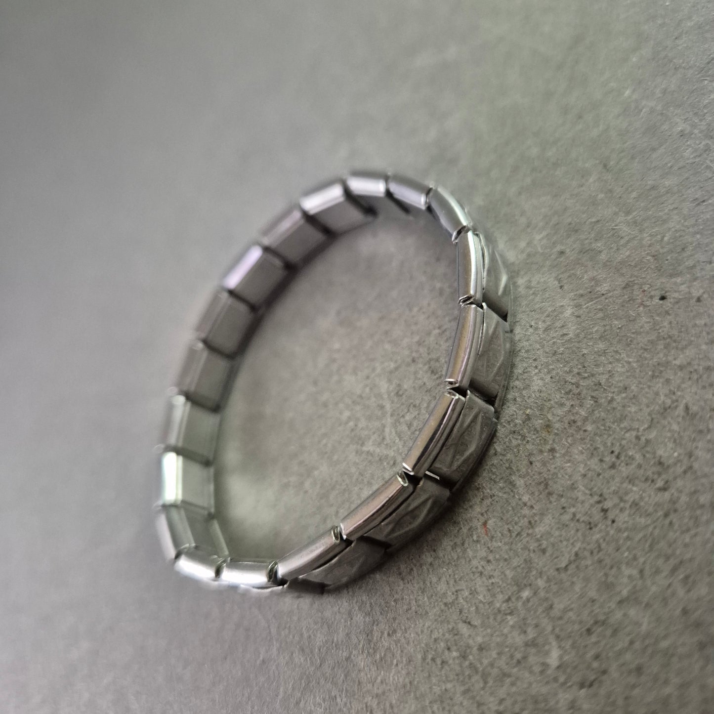 Elegantes O-Ring Armband aus Metall in Silberfarben