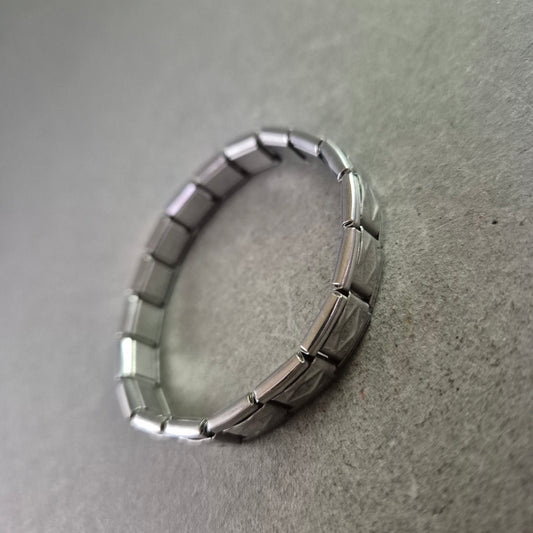 Elegantes O-Ring Armband aus Metall in Silberfarben