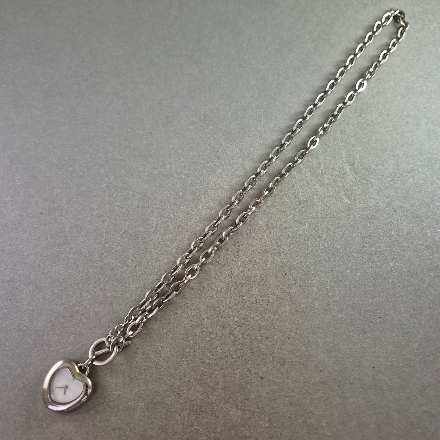 Kette mit Anhänger: Herzförmige Uhr TCM