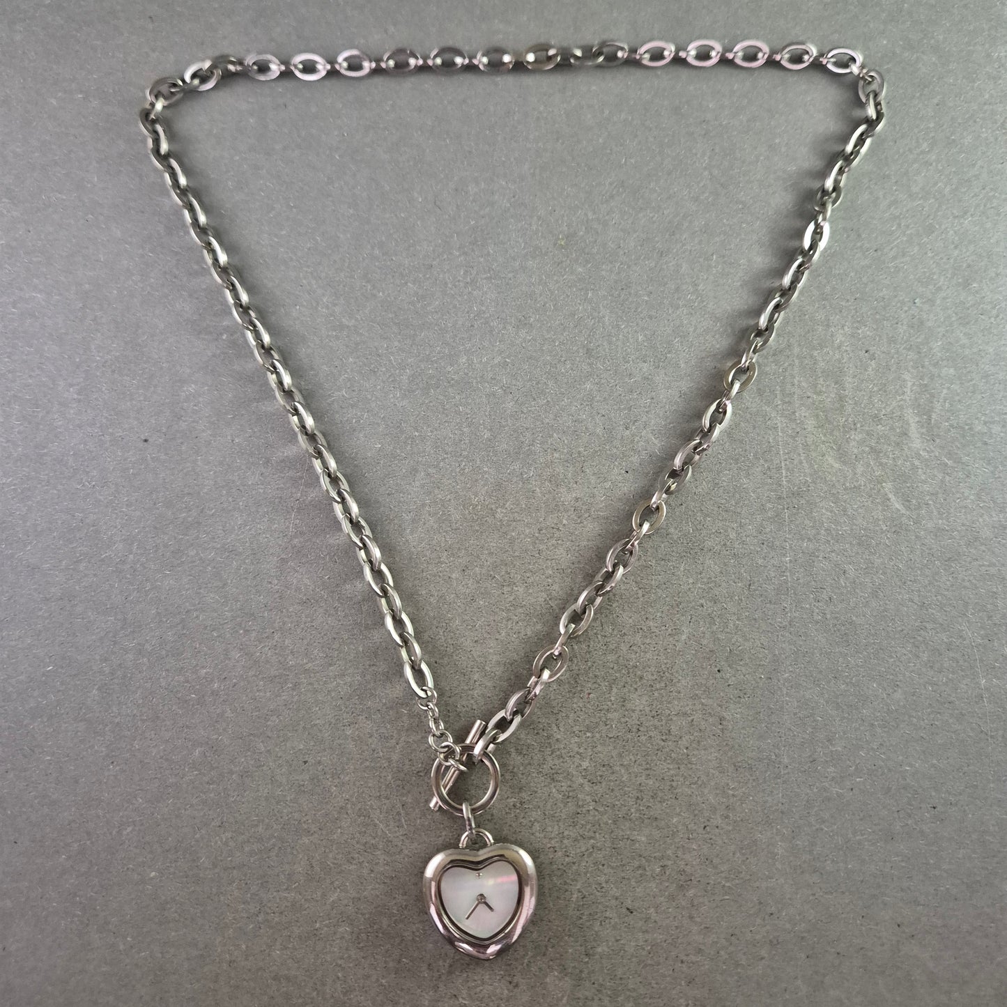 Kette mit Anhänger: Herzförmige Uhr TCM