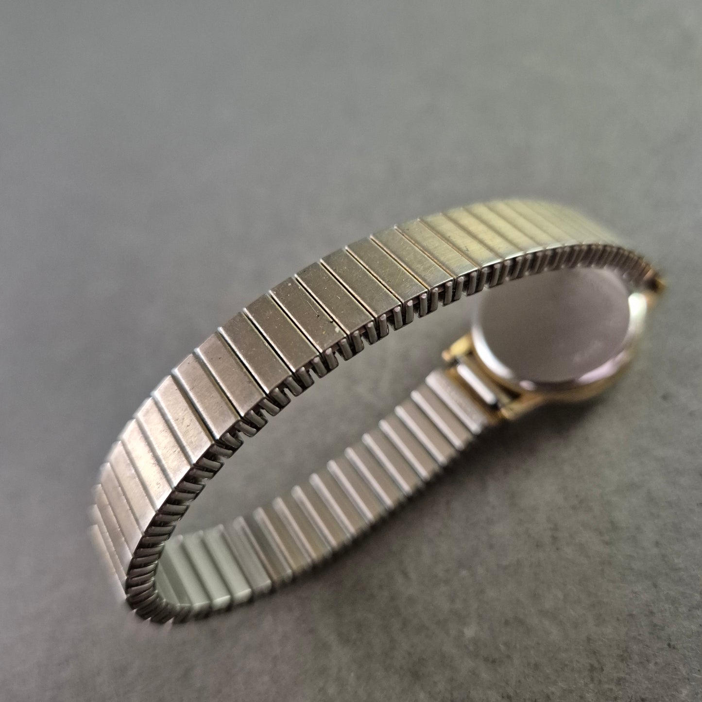 Klassische Damen Uhr ADORA mit Goldgehäuse und Flexband