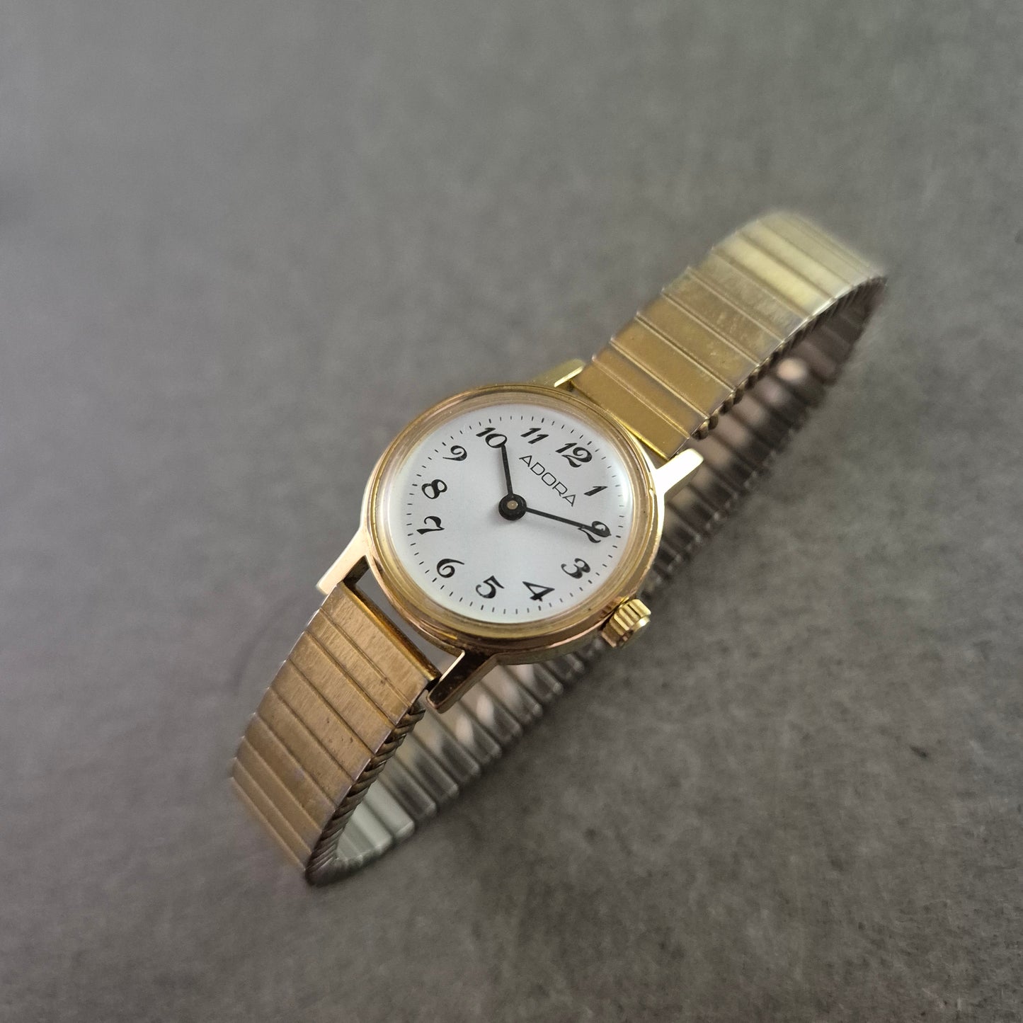 Klassische Damen Uhr ADORA mit Goldgehäuse und Flexband