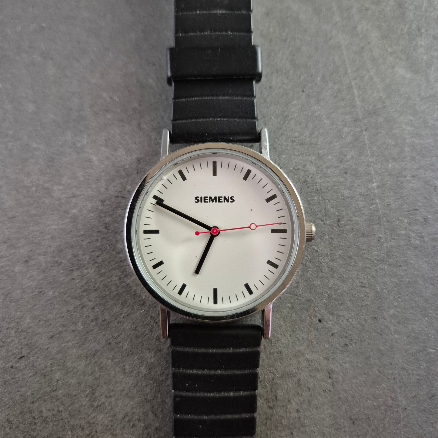 Herren Uhr SIEMENS mit schlichtem Design und schwarzem Lederarmband