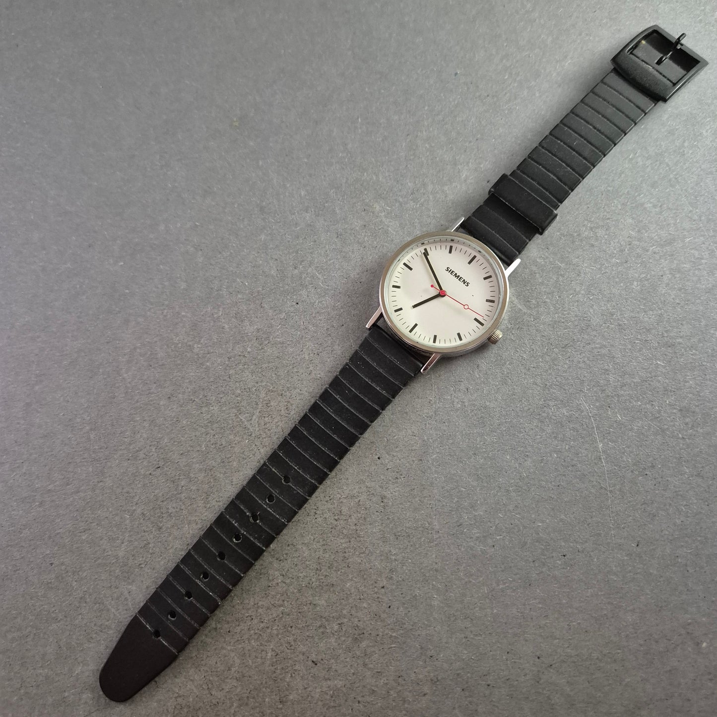 Herren Uhr SIEMENS mit schlichtem Design und schwarzem Lederarmband