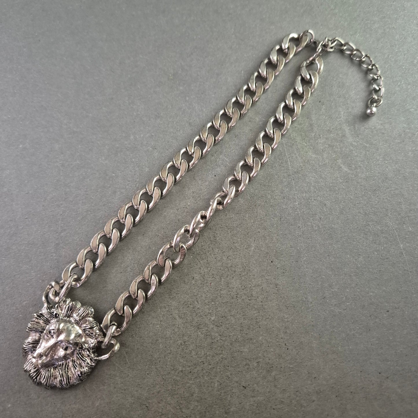 Kette mit Anhänger: Löwenkopf aus Edelstahl