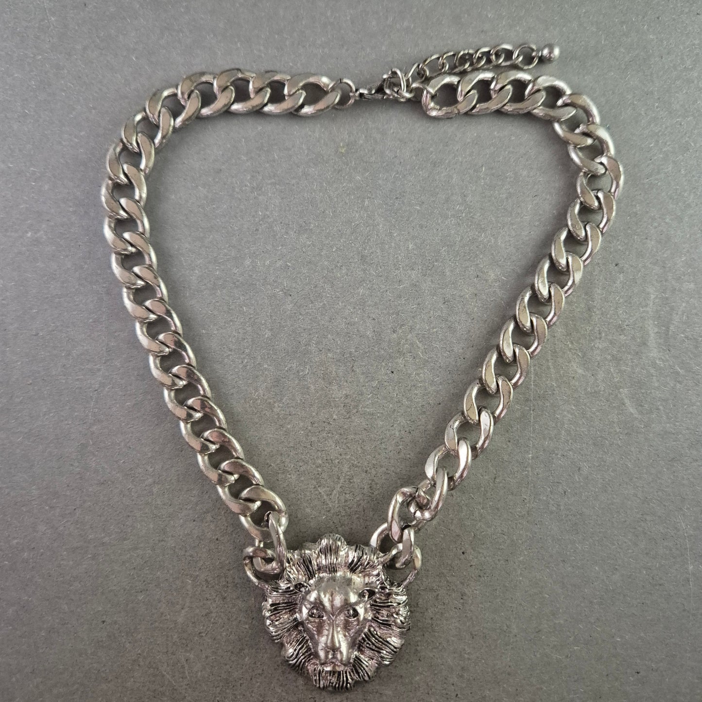 Kette mit Anhänger: Löwenkopf aus Edelstahl