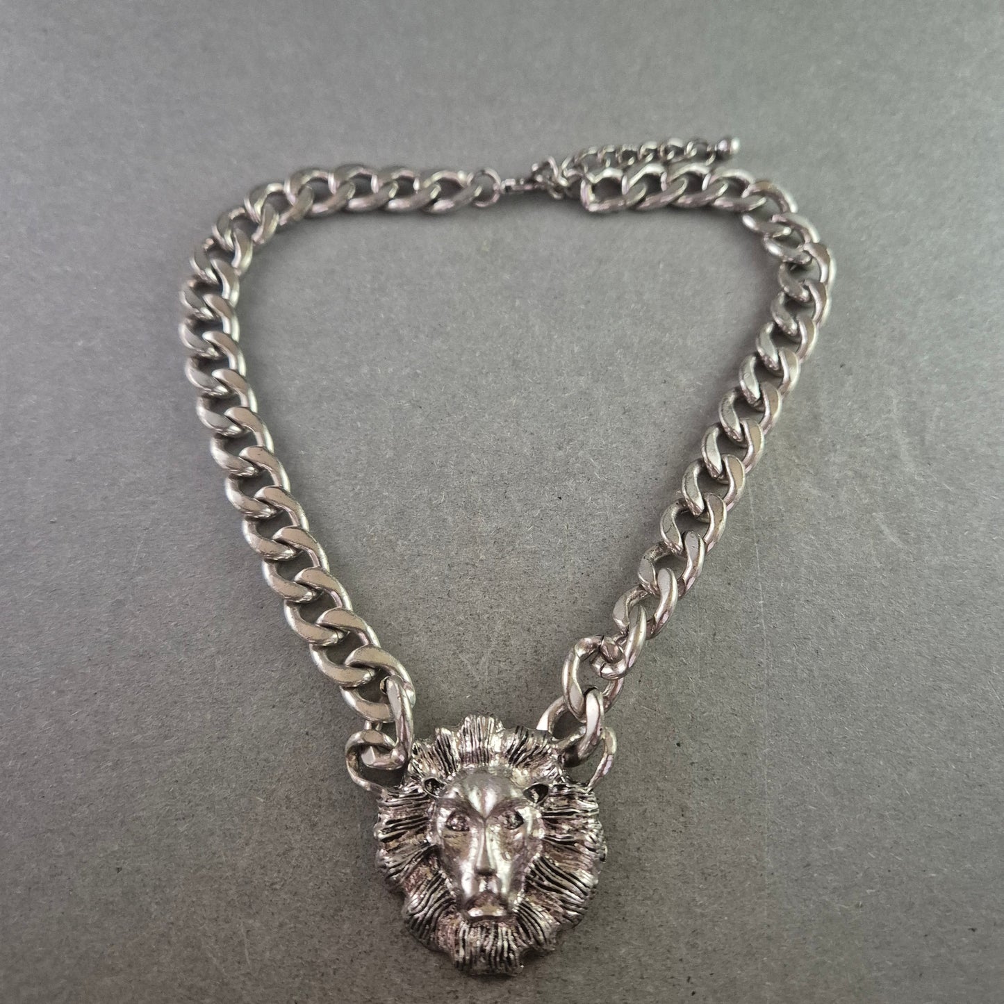 Kette mit Anhänger: Löwenkopf aus Edelstahl