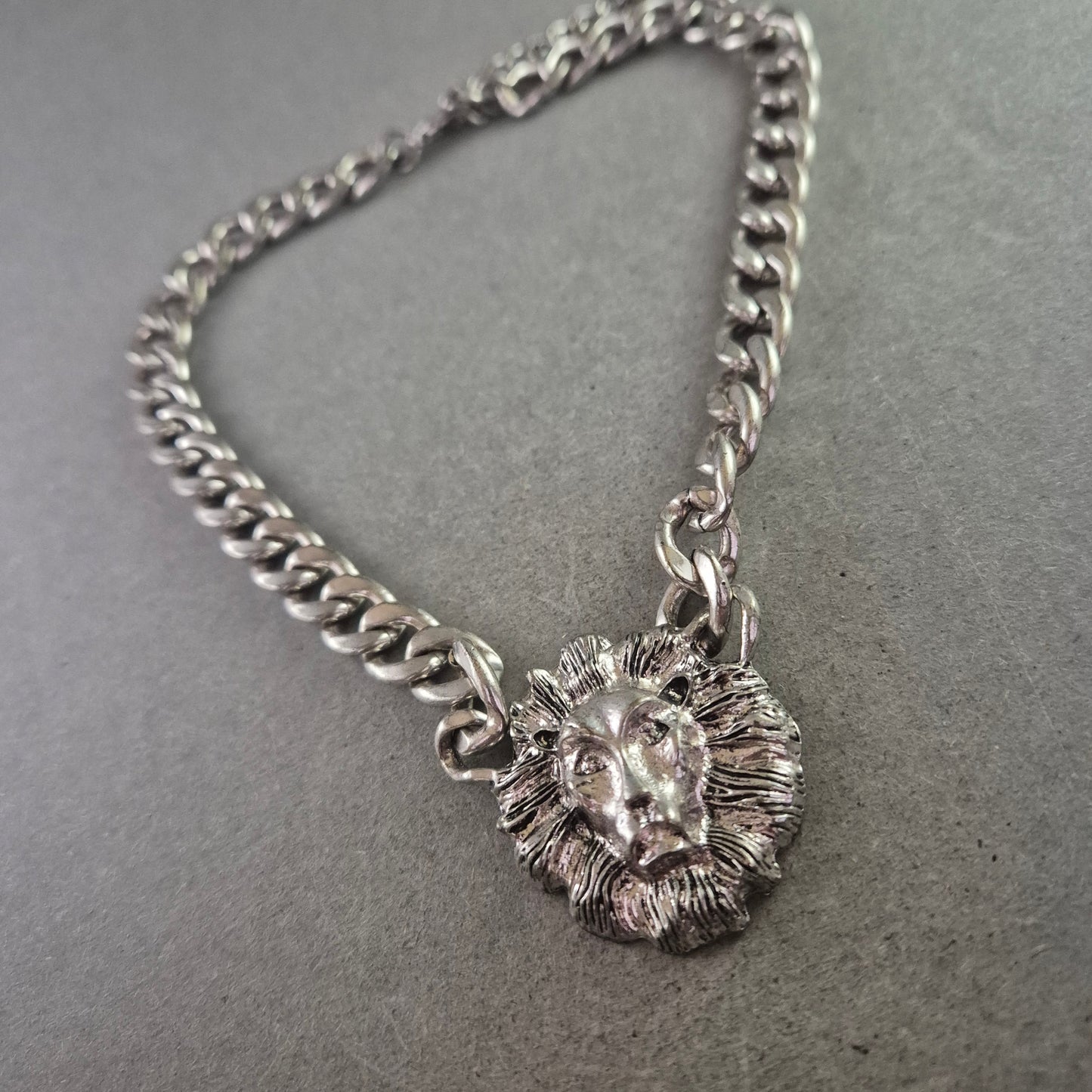 Kette mit Anhänger: Löwenkopf aus Edelstahl