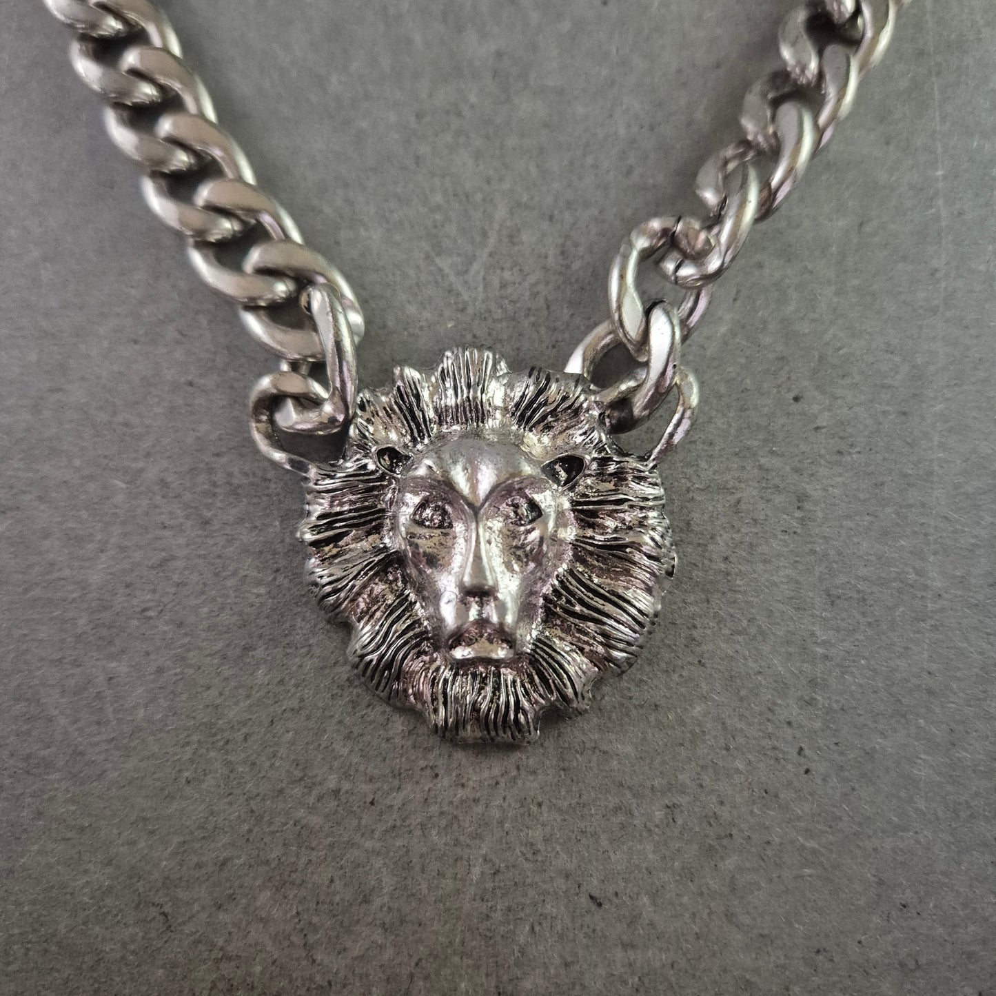 Kette mit Anhänger: Löwenkopf aus Edelstahl