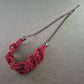 Kette mit Macramé-Element in Pink und dunklem Metall