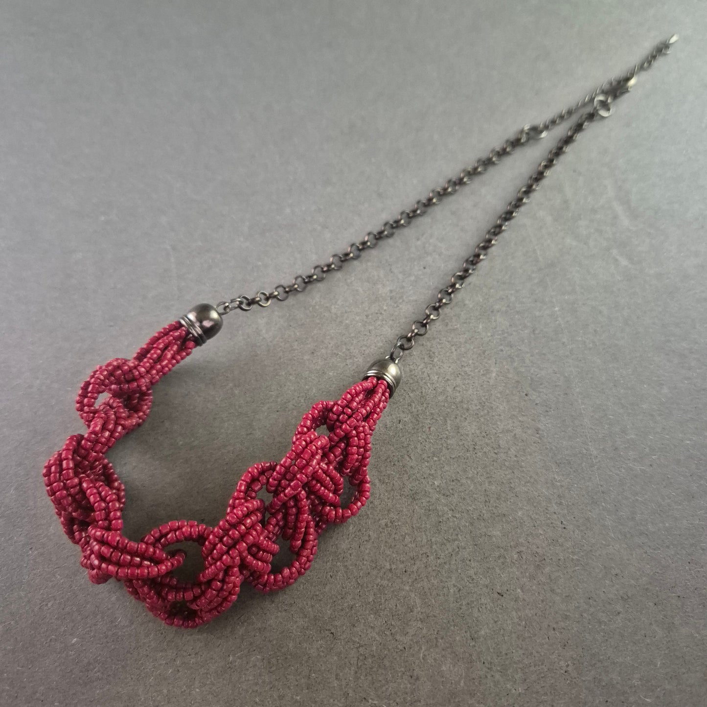 Kette mit Macramé-Element in Pink und dunklem Metall