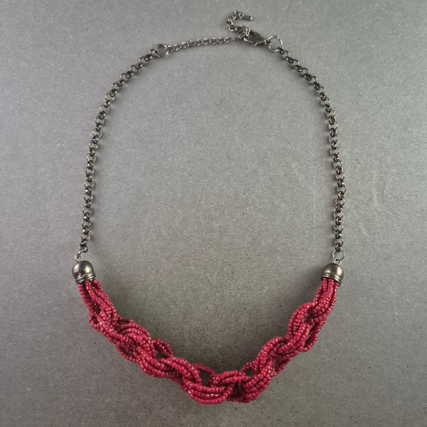 Kette mit Macramé-Element in Pink und dunklem Metall