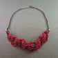 Kette mit Macramé-Element in Pink und dunklem Metall