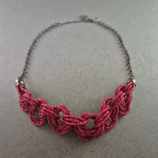 Kette mit Macramé-Element in Pink und dunklem Metall