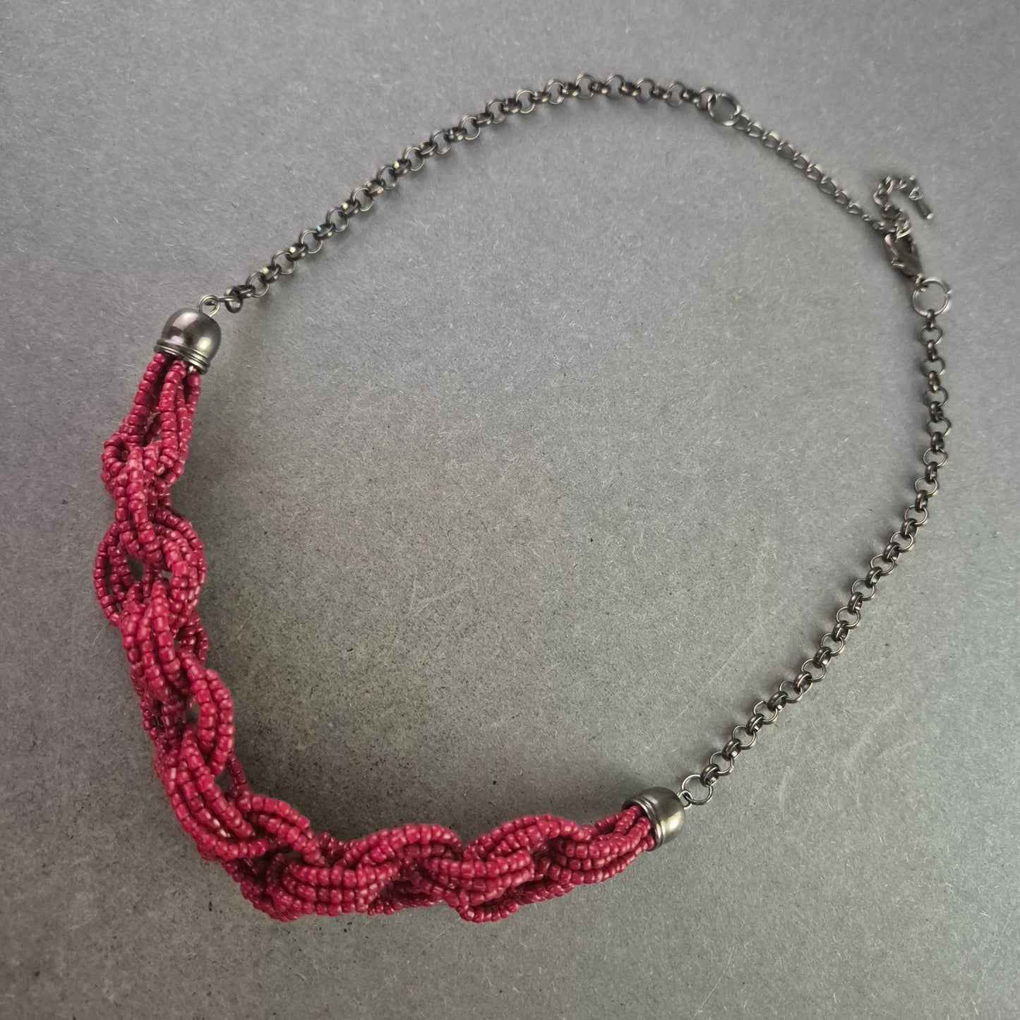 Kette mit Macramé-Element in Pink und dunklem Metall
