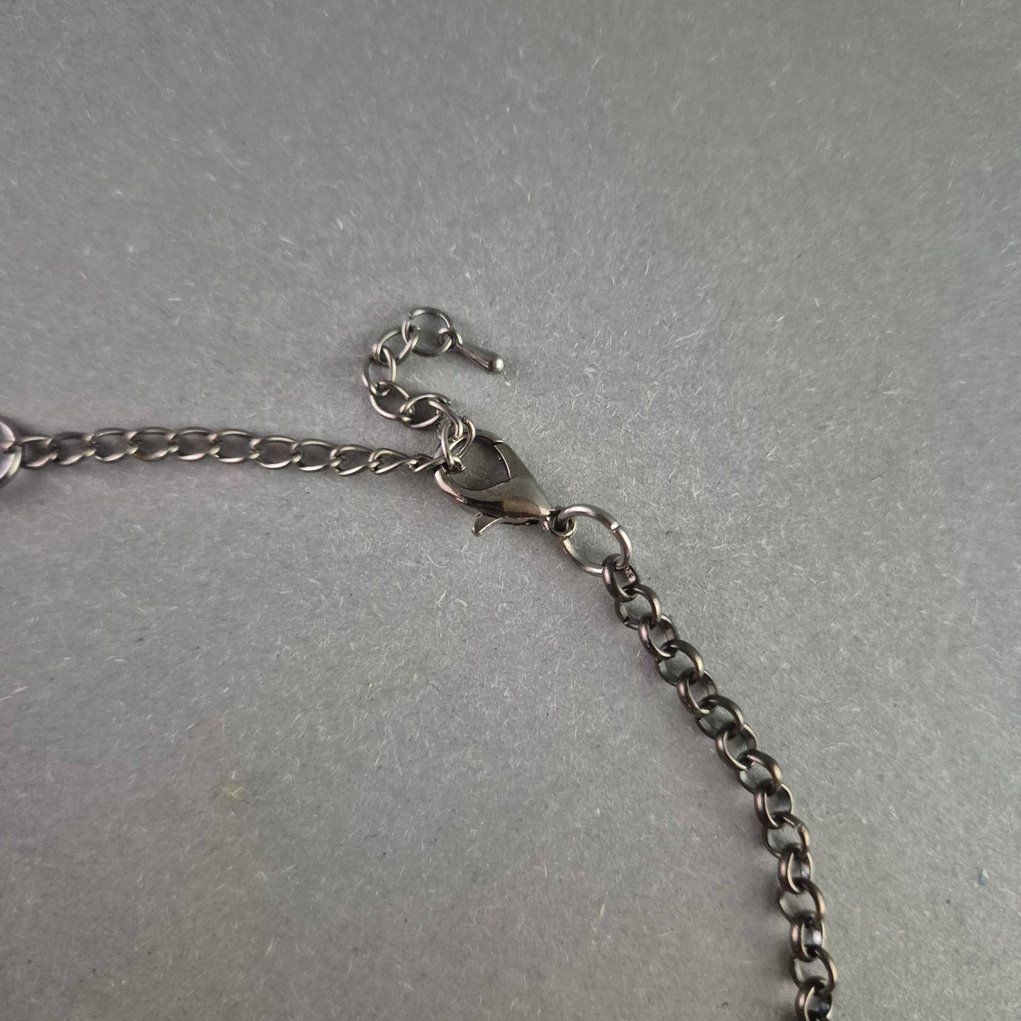 Kette mit Macramé-Element in Pink und dunklem Metall