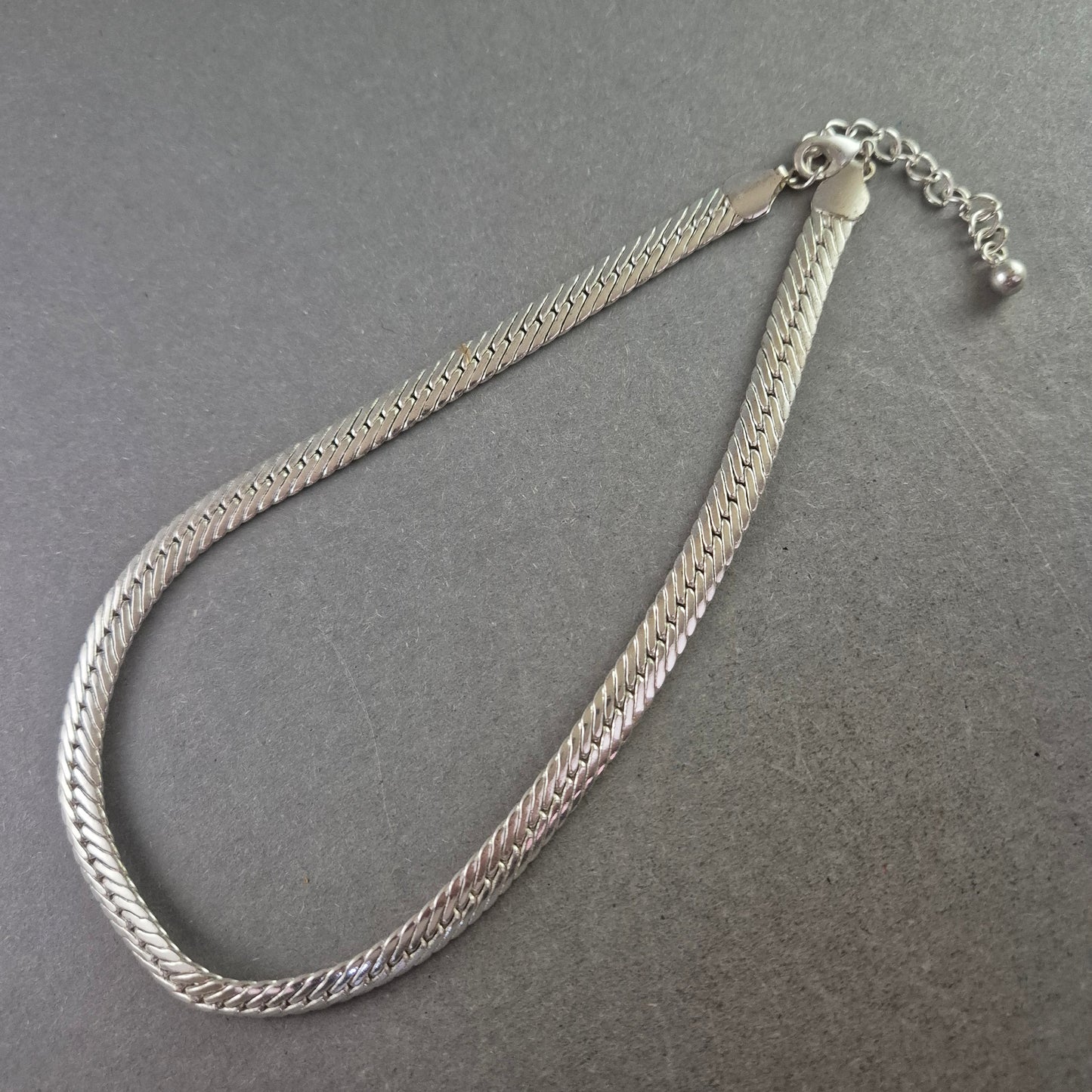 Elegante Silberfarbene Halskette mit Glanz