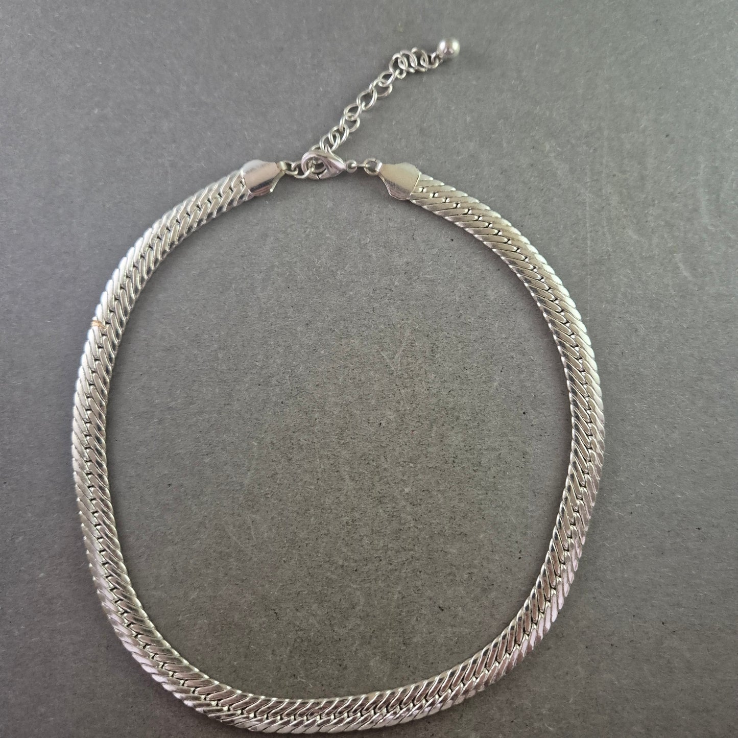 Elegante Silberfarbene Halskette mit Glanz