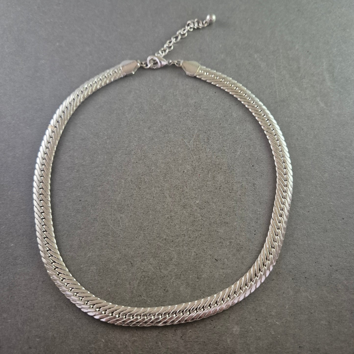 Elegante Silberfarbene Halskette mit Glanz