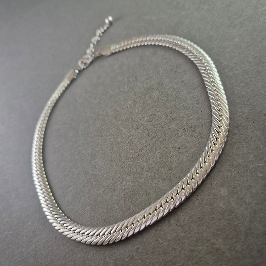 Elegante Silberfarbene Halskette mit Glanz