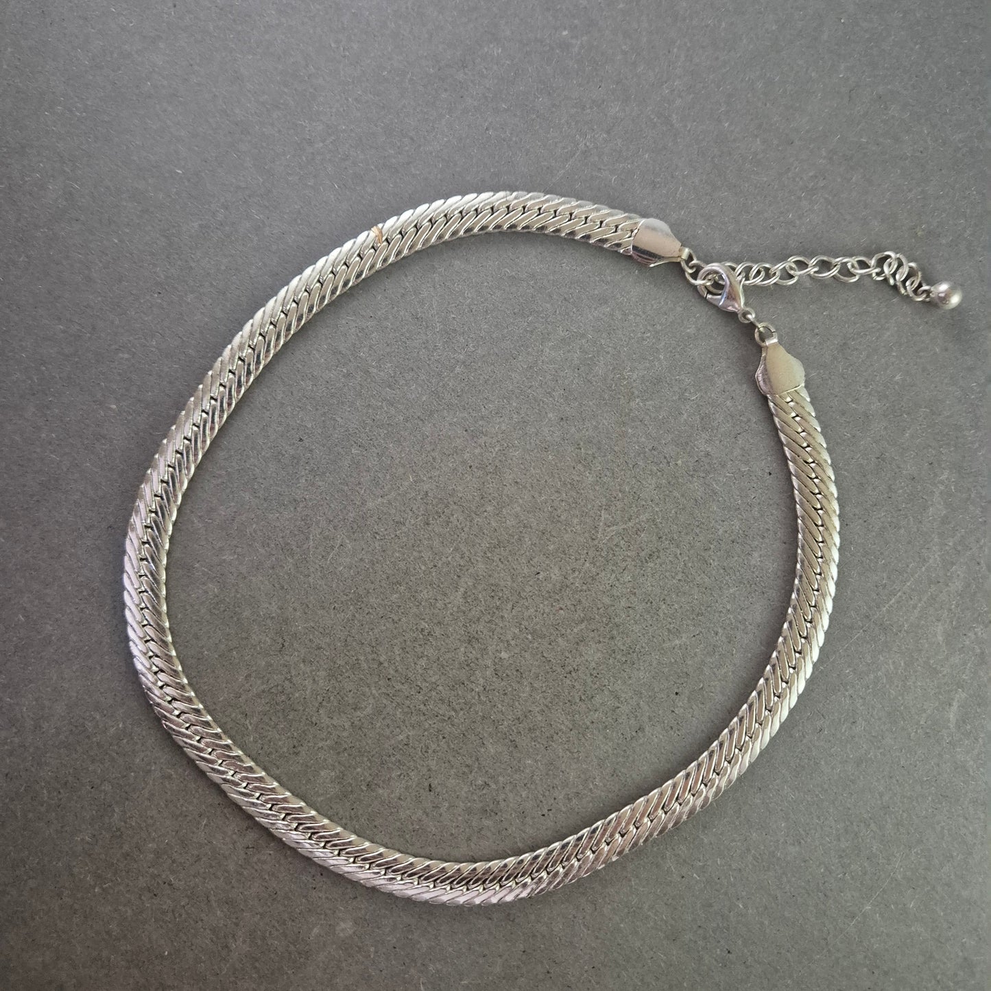 Elegante Silberfarbene Halskette mit Glanz