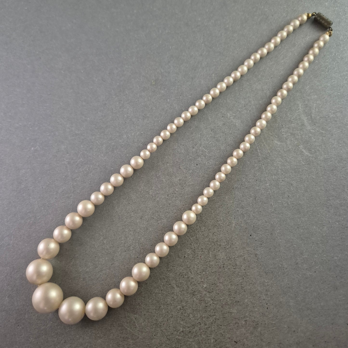 Elegante Perlenkette mit abnehmendem Durchmesser