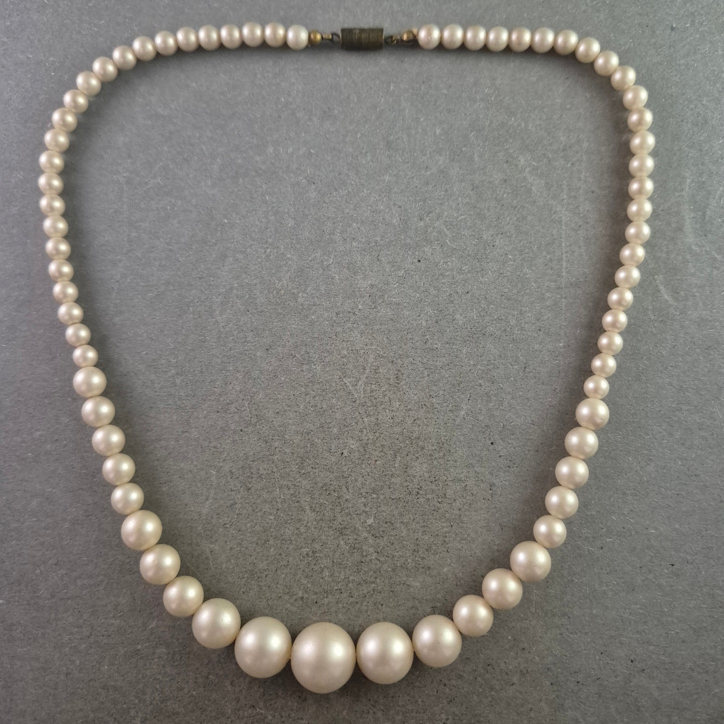 Elegante Perlenkette mit abnehmendem Durchmesser