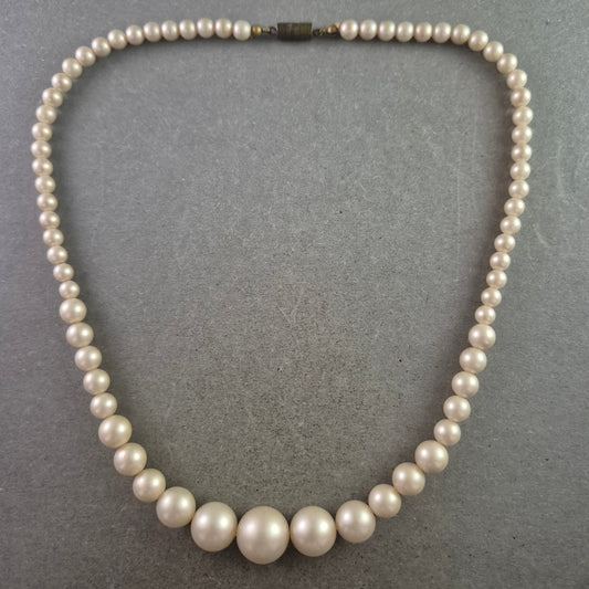 Elegante Perlenkette mit abnehmendem Durchmesser