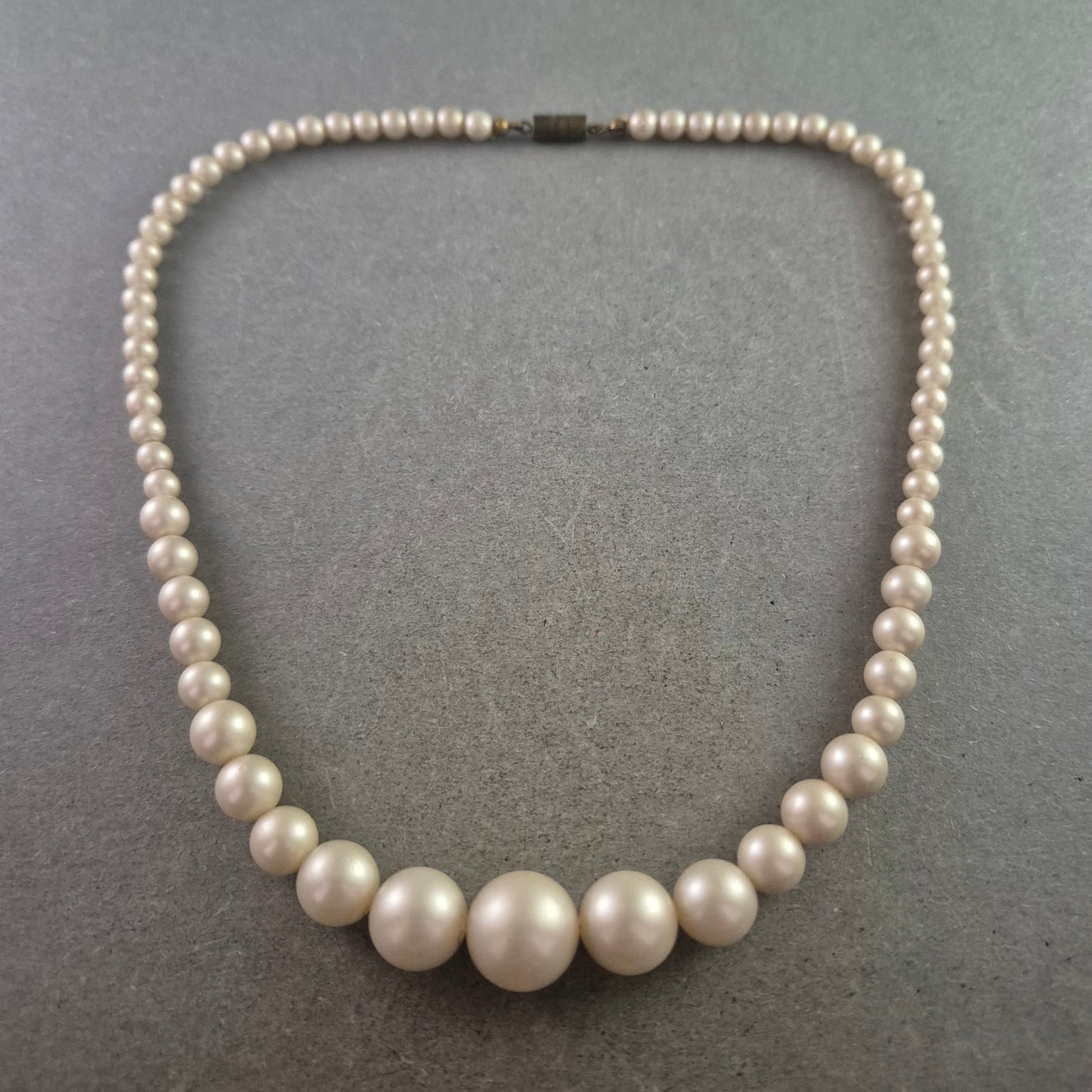 Elegante Perlenkette mit abnehmendem Durchmesser