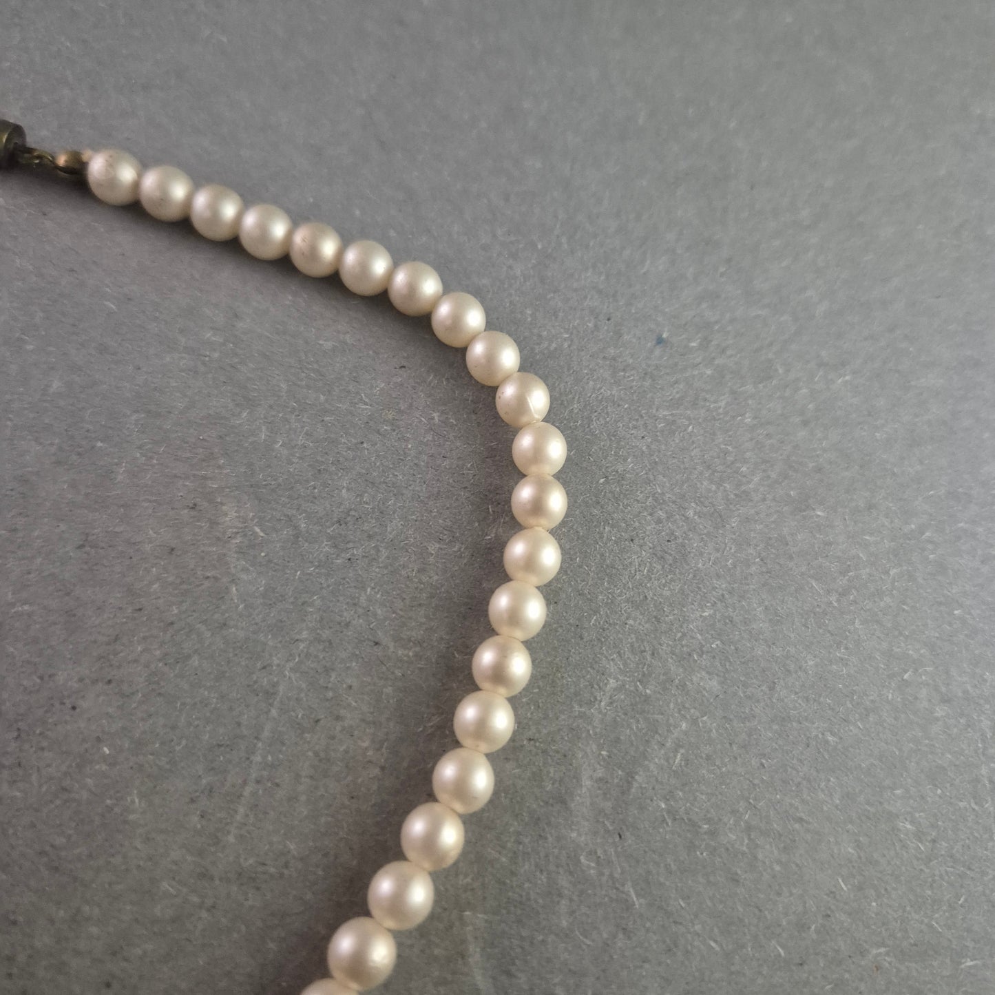 Elegante Perlenkette mit abnehmendem Durchmesser