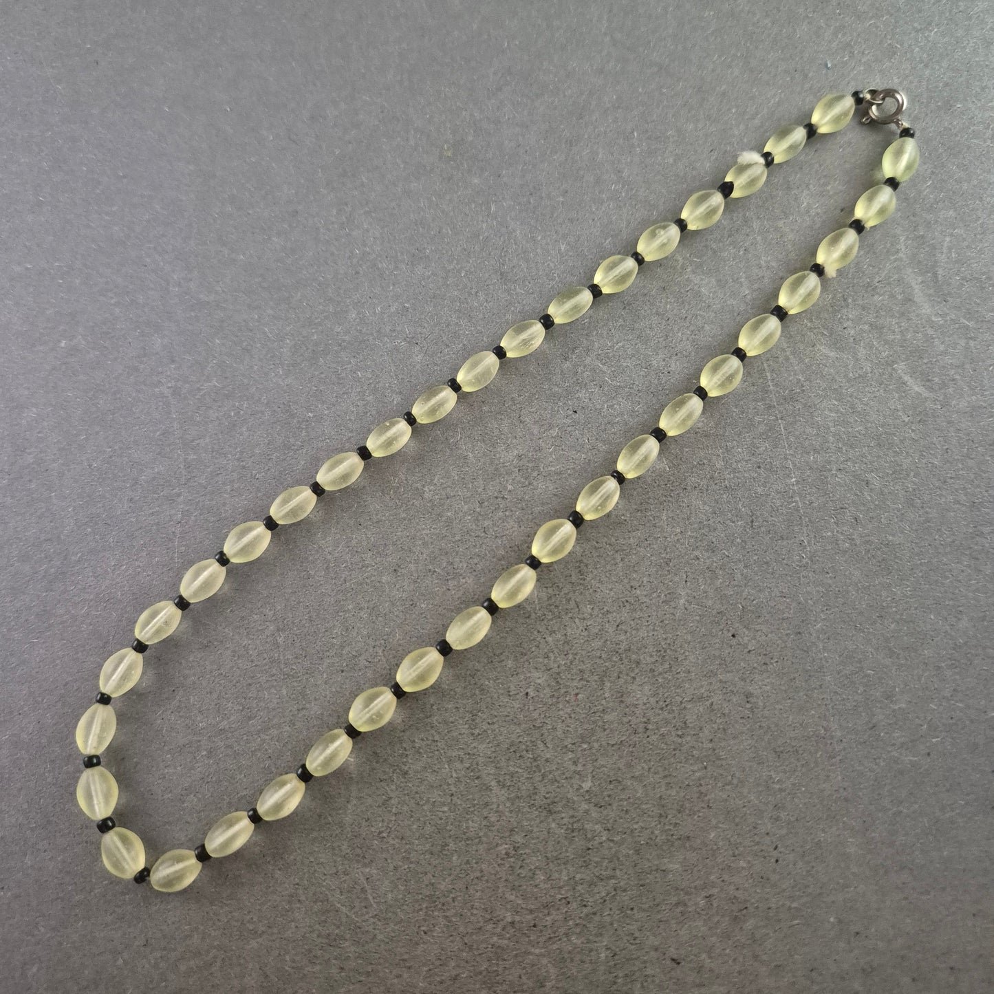 Klassische Glasperlen Halskette – Dezente Eleganz in Hellgelb