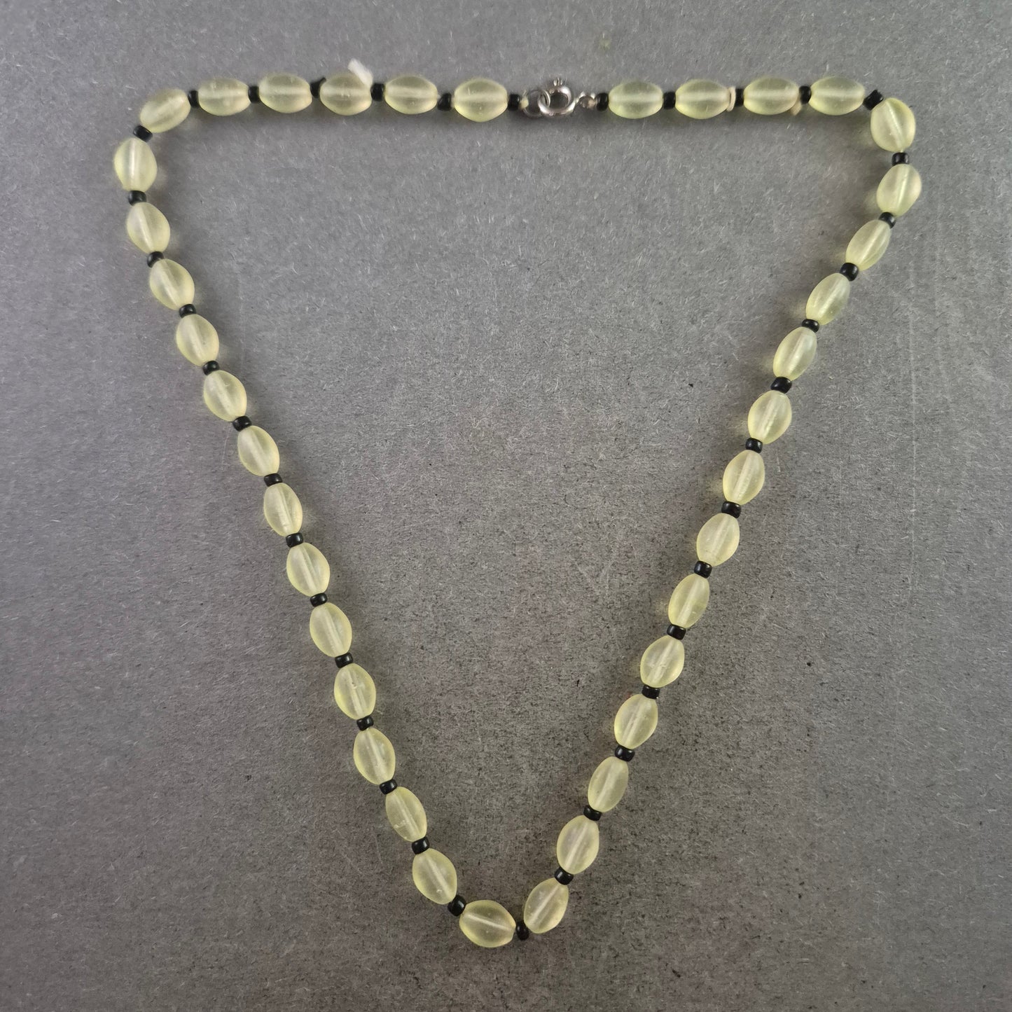 Klassische Glasperlen Halskette – Dezente Eleganz in Hellgelb