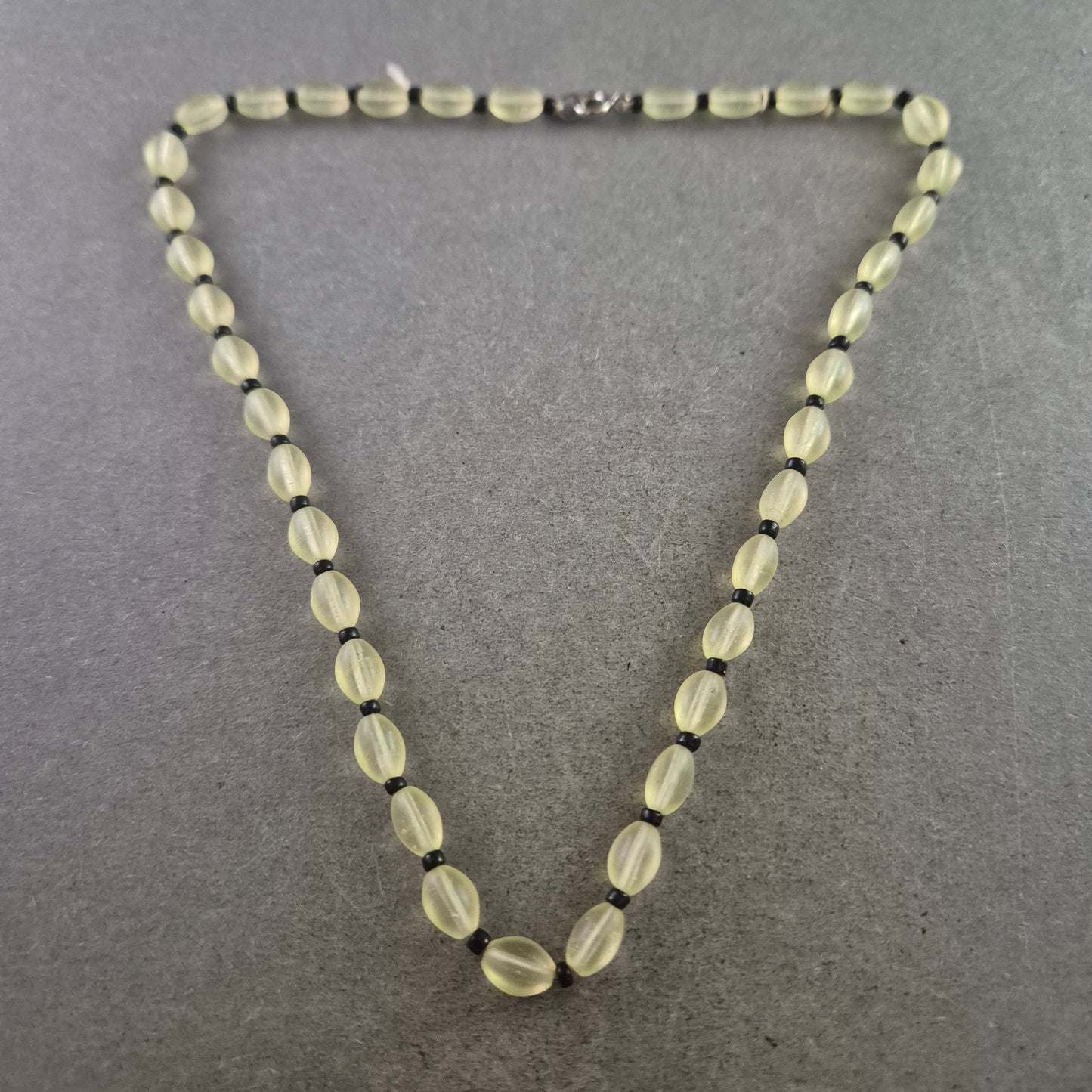 Klassische Glasperlen Halskette – Dezente Eleganz in Hellgelb