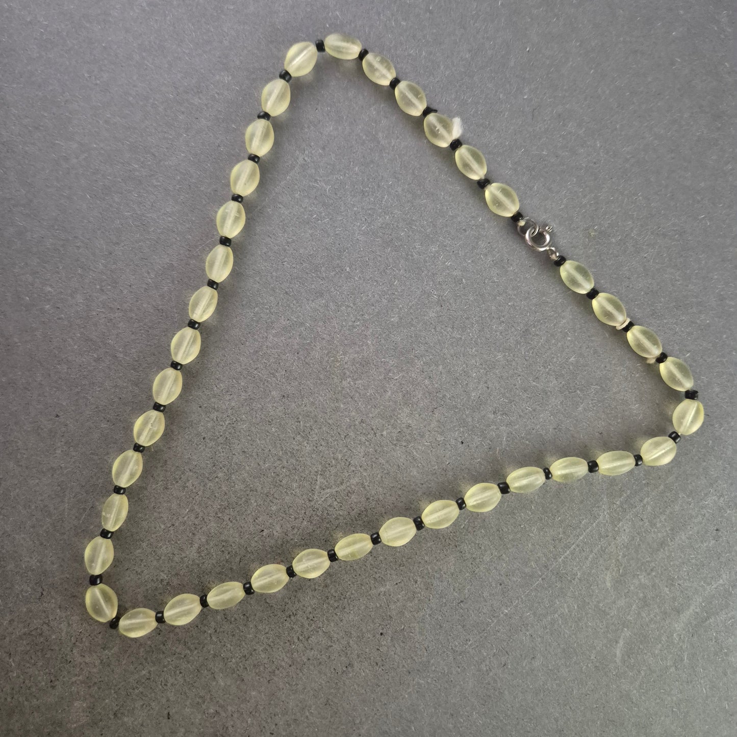 Klassische Glasperlen Halskette – Dezente Eleganz in Hellgelb