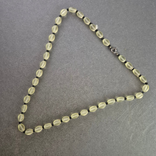 Klassische Glasperlen Halskette – Dezente Eleganz in Hellgelb