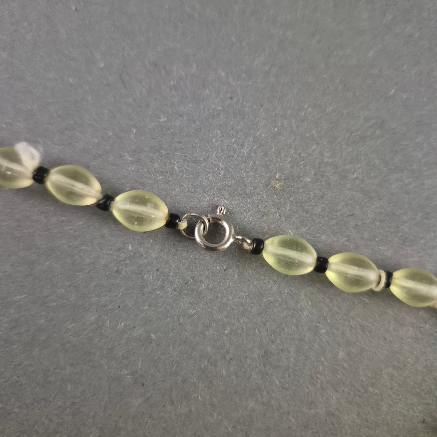 Klassische Glasperlen Halskette – Dezente Eleganz in Hellgelb