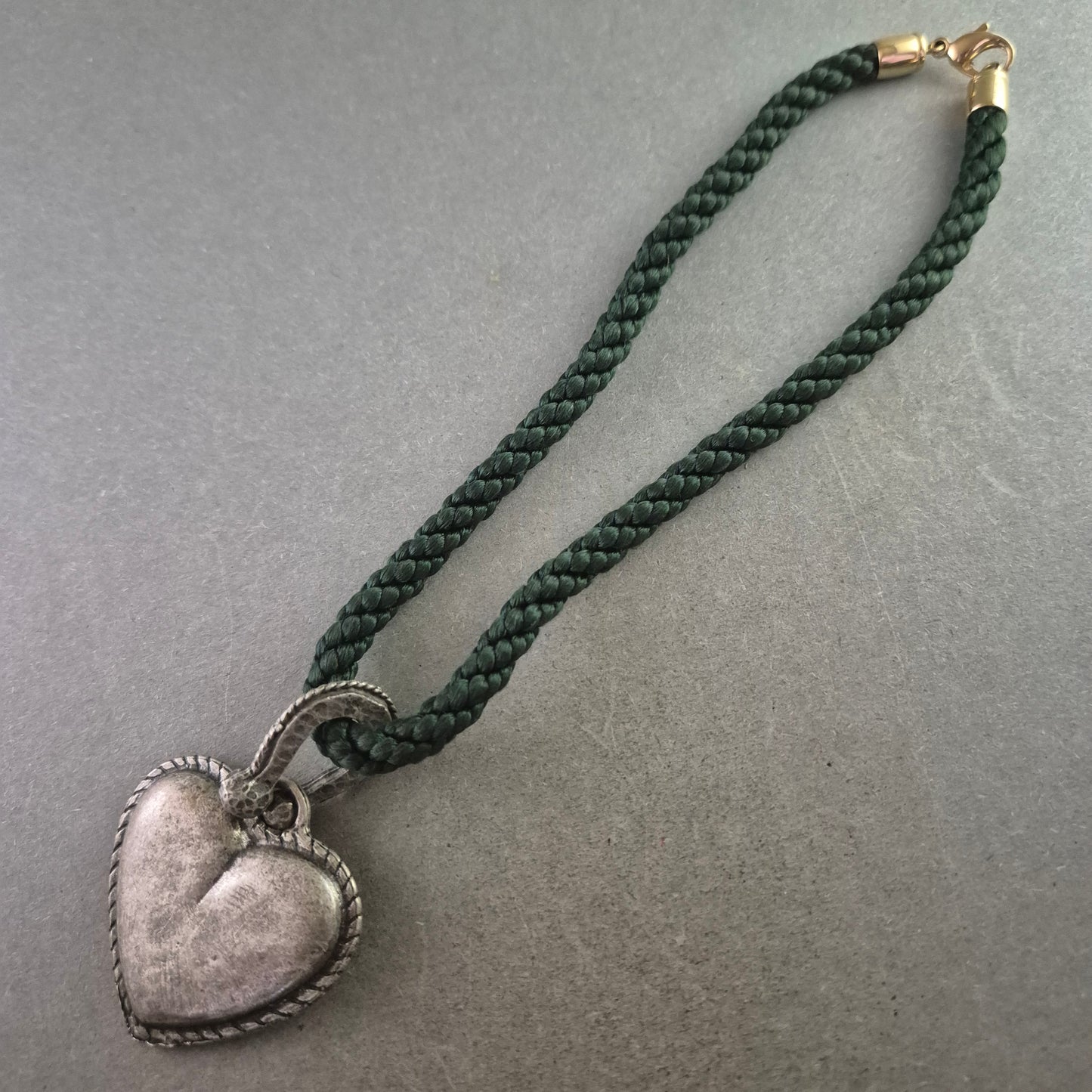 Herz Anhänger Halskette mit grünem Band – Rustikaler Trachtenstil