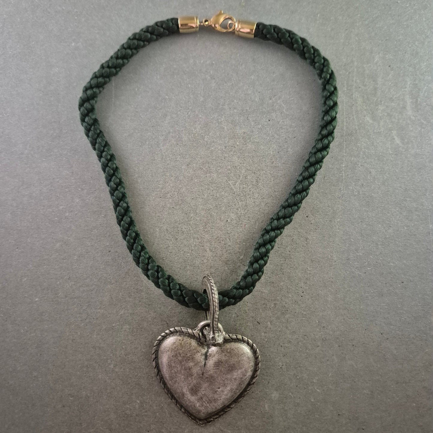 Herz Anhänger Halskette mit grünem Band – Rustikaler Trachtenstil