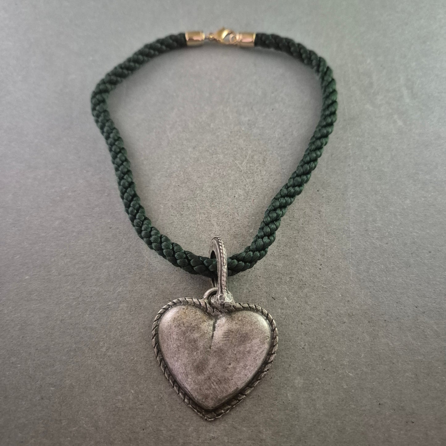 Herz Anhänger Halskette mit grünem Band – Rustikaler Trachtenstil