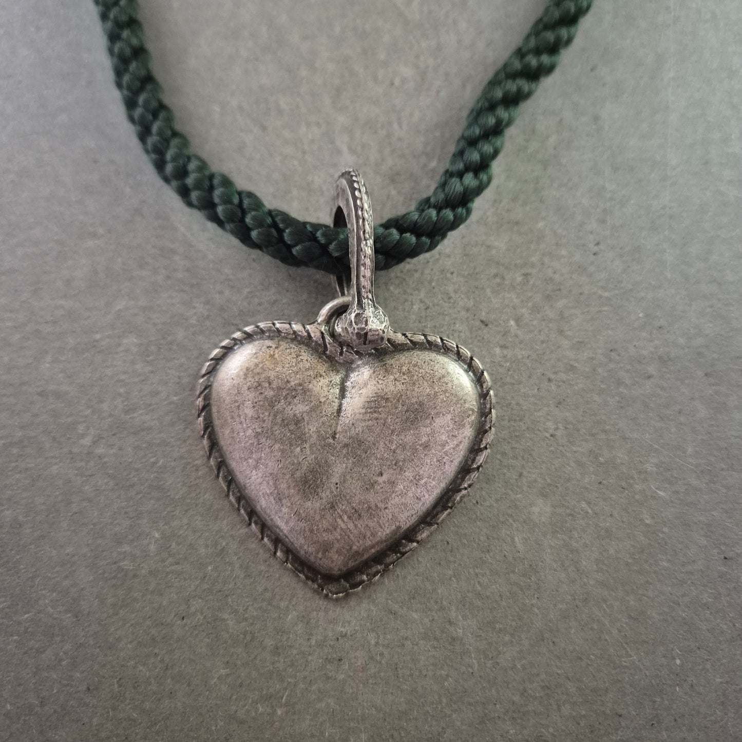 Herz Anhänger Halskette mit grünem Band – Rustikaler Trachtenstil