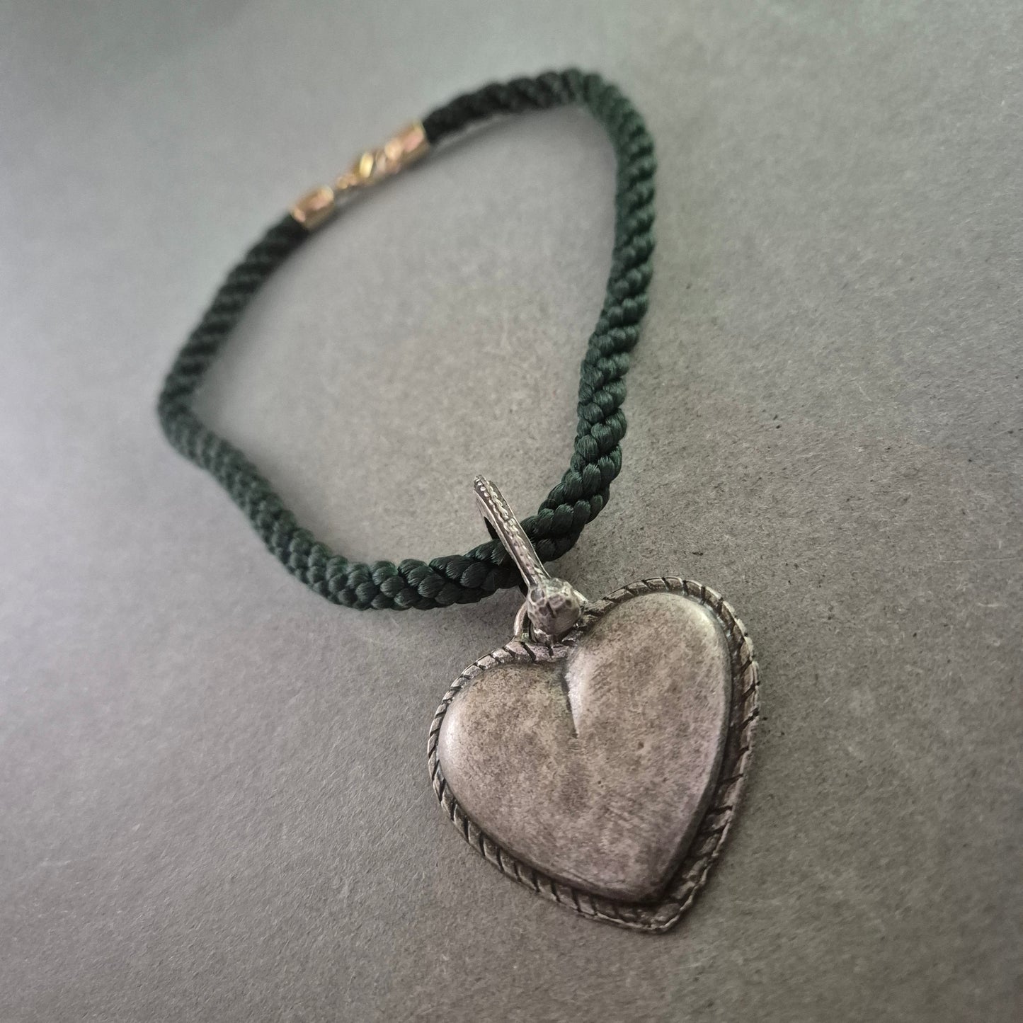 Herz Anhänger Halskette mit grünem Band – Rustikaler Trachtenstil