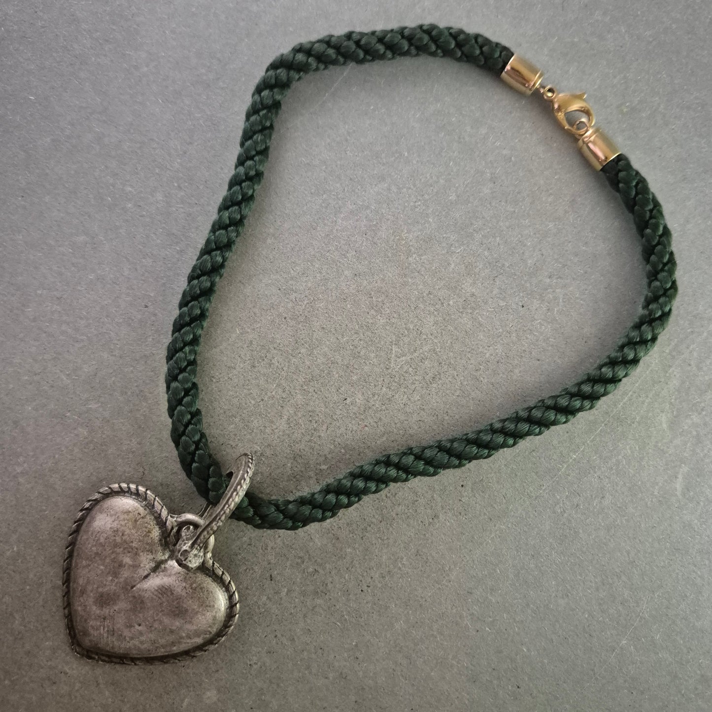 Herz Anhänger Halskette mit grünem Band – Rustikaler Trachtenstil