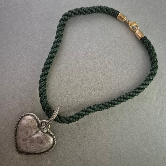 Herz Anhänger Halskette mit grünem Band – Rustikaler Trachtenstil