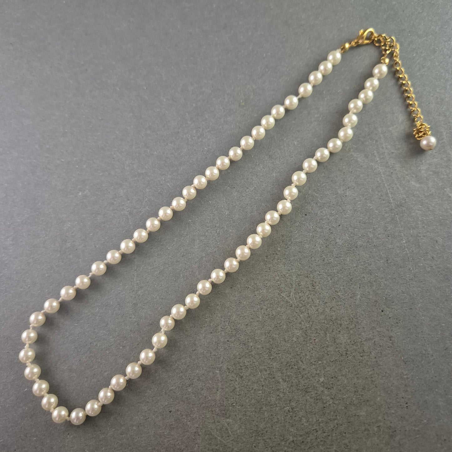 Elegante Perlen Halskette – Klassisches Design mit goldfarbenem Verschluss