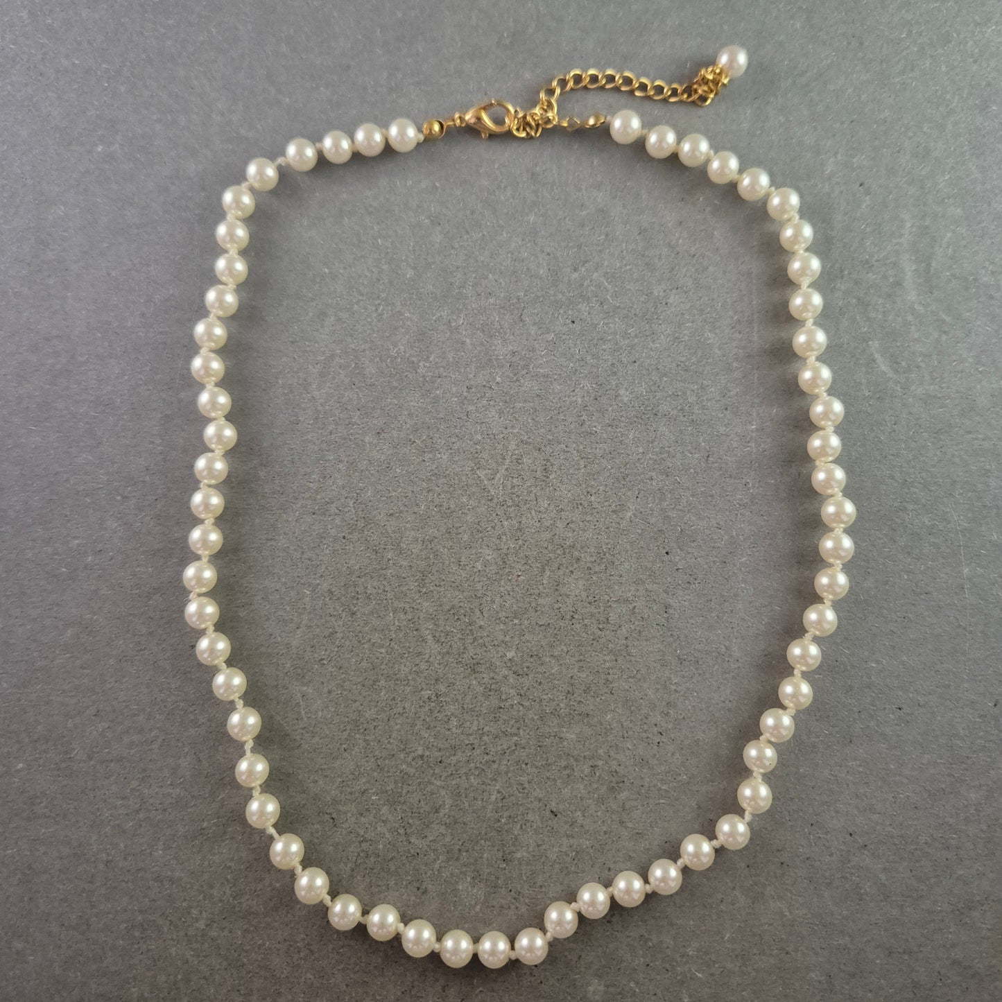 Elegante Perlen Halskette – Klassisches Design mit goldfarbenem Verschluss