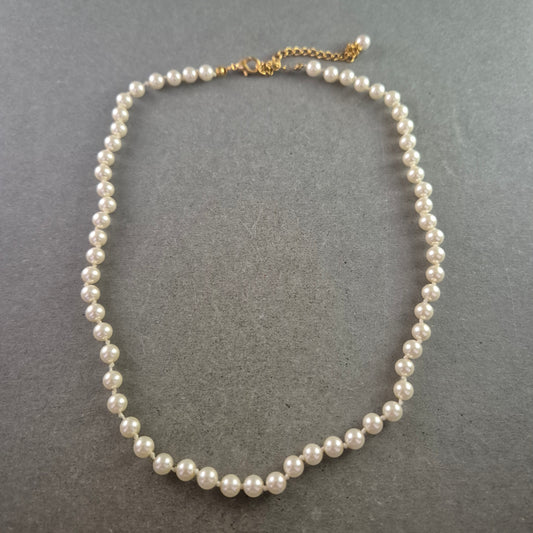 Elegante Perlen Halskette – Klassisches Design mit goldfarbenem Verschluss
